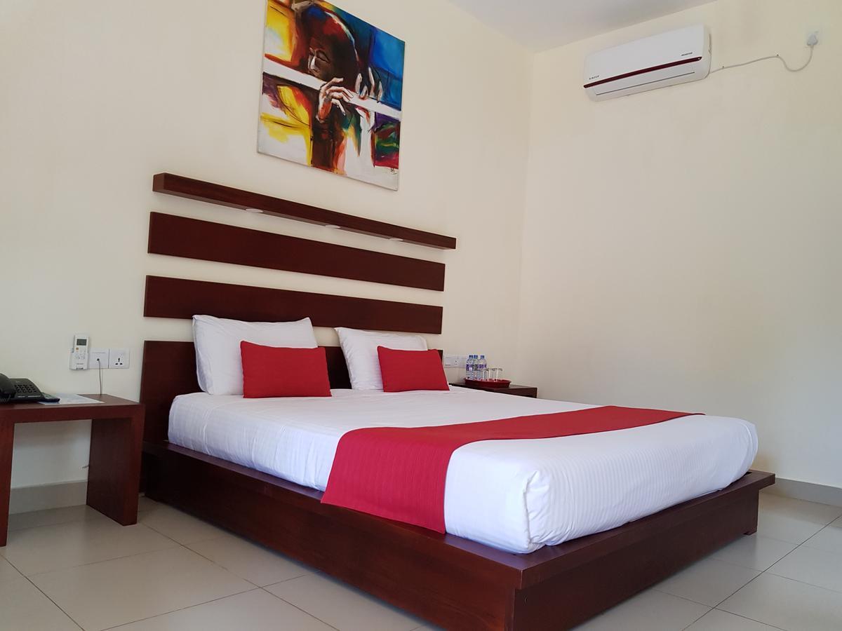 Sea Breeze Deluxe Inn Негомбо Экстерьер фото